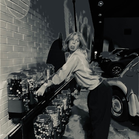 Meet your Posher, Ellie - Picture 2 of 2